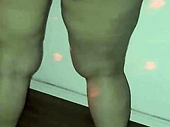 Латиноамериканская молодая женщина трахает свою киску и задницу в бальном зале