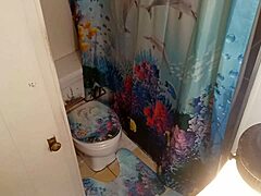 Amatőr párt rögzített egy rejtett kamera a fürdőszobában
