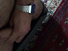 En sexig iransk kille med en stor kuk blir trasig inför kameran