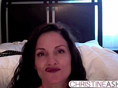 Christineash, dievča z webovej kamery, predvádza svoje veľké prsia v strap-on masturbačnom videu