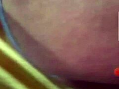 Una llamada de video con una MILF caliente en WhatsApp conduce a un orgasmo masivo