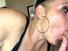 Jenna Jaymes compartilha seu corpo peituda com um fã sortudo para uma ação quente