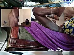 Una MILF afroamericana es follada en el culo en un video casero