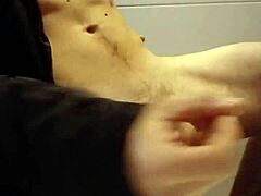 Un hombre brasileño penetra profundamente la vagina apretada de Roludo con su gran pene