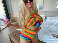 Blonde MILF zwembadfeest razernij