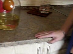 Мамочка Фрина в чулках и на высоких каблуках делится своим домашним рецептом апельсинового крема