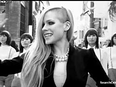 Avril Lavigne, una estrella porno famosa, muestra sus grandes pechos