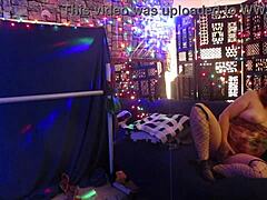 Rudowłosa Hotwife Steffis w domowym solowym filmie przedstawiającym jej cipkę
