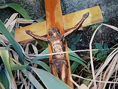 Italiana gorda adora crucifixo em cemitério desconsacrado