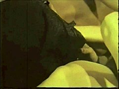 Vintage porno focení s chlupatou zralou MILF