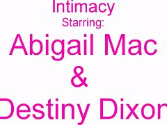 Abigail Mac สาวผมบลอนด์ที่มีหน้าอกใหญ่ได้รับการเลียหีของเธอจากเลสเบี้ยน Destiny Dixon