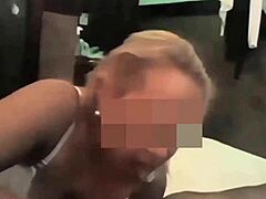Irklararası bir çift, C.Sia'nın hevesli ağzından şehvetli bir oral seks yapıyor