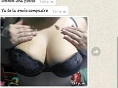 Busty colombiansk shemale oplever intens orgasme i video