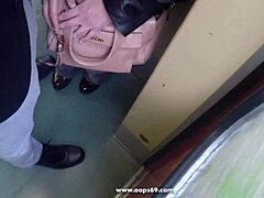 L'observateur de gonflement marié devient coquin dans le train