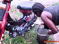 Egy afrikai háziasszony csalja a férjét egy helyi gettóbandataggal - nézd meg az xvideo red-en