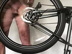 Äldre amatör får hård analsex på cykelhjul
