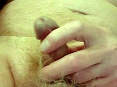 El pene peludo de una pelirroja es tocado en un video de masturbación en solitario
