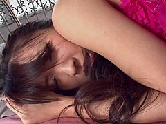 Smuk japansk teenage MILF nyder en massiv ansigtsbehandling efter at have suttet på flere pikke