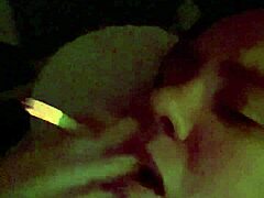 Abby, de sexy vrouw, wordt kinky met haar grote lul en roken