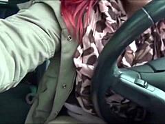 Amatorka z rudymi włosami, grubaska MILF, rozkoszuje się w samochodzie