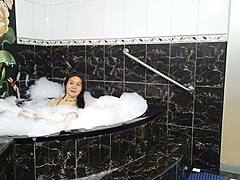 Una MILF sensual y seductora muestra su trasero húmedo en un baño caliente