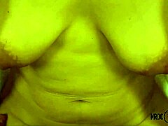 V tomto amatérském videu sledujte zralou dámu sténat potěšením, když předvádí svá propadlá prsa
