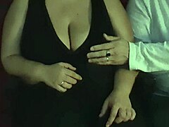 Uma MILF gorda é tocada em um cinema adulto e acaba tocando o pênis de um estranho