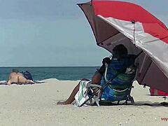 헐벗은 해변에서 이어에 의해 녹화 된 힐러, 동성애자 과시주의 아내
