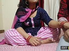 Az indiai mostohalányt a mostohalánya seggbe dugja
