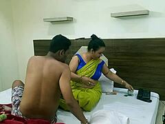 رجل أعمال هندي يرضي رغباته القذرة مع خادمة فندق مثيرة