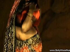 Μια όμορφη μελαχρινή από το Bollywood δίνει μια αισθησιακή παράσταση χορού