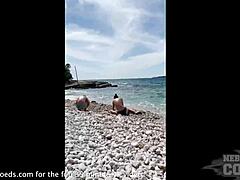 नेब्रास्का जिम और रेबेका रूबी एक गर्म नग्न समुद्र तट छुट्टी का आनंद लेते हैं