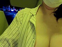 Naimisissa oleva nainen, jolla on isot rinnat ja ajeltu pillua, masturboi kotitekoisessa videossa