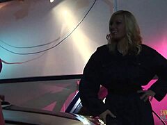 Blond MILF z dużymi cyckami zostaje zerżnięta przez mechanika samochodowego z dildo po obciągnięciu