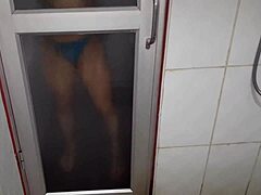 Une milf sensuelle montre ses pieds mouillés pendant qu'elle reçoit une double pénétration dans le sauna