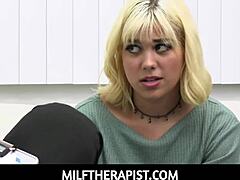 Un trío porno con una terapeuta MILF y su paciente