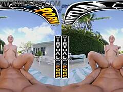 Uma mulher pequena com seios grandes e corpo esbelto deseja óleo em um vídeo pornô de realidade virtual
