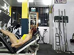 Hot MILF med muskuløse ben for dampende trening