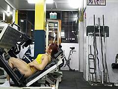 MILF sexy com pernas musculosas para um treino quente