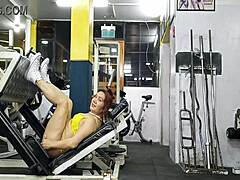 Vroča MILF z mišičnimi nogami za vročo vadbo