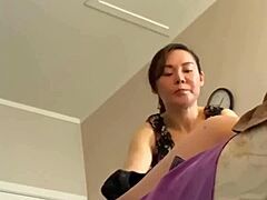 Una MILF asiatica ha un lieto fine in un salone di massaggi