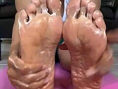 Nailon neri e footjob: un'avventura sensuale di femdom