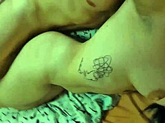 En tenåring med tatoveringer nyter forskjellige stillinger og deepthroats