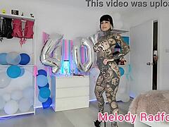 Melody Radford, az ausztrál pornósztár házi videója apró fekete szoknyában és bikiniben