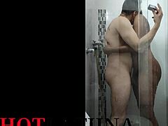Kolumbijska dziwka uprawia seks pod prysznicem ze swoim pasierbem w stylu doggy i bez zabezpieczenia