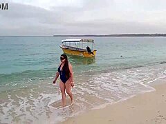 חובבנית עם MILF מקסיקנית מקבלת קרמפי על החוף
