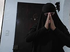 MILF árabe de niqab preto monta um brinquedo anal e ejacula na webcam