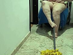 Una donna matura diventa cattiva con un bastone per spazzolare dopo aver ingoiato l'urina bollente