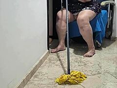 Une femme âgée devient coquine avec un bâton de balais après avoir avalé de l'urine chaude