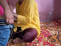 Mladá indická dievčina dostáva v POV análny sex a krém